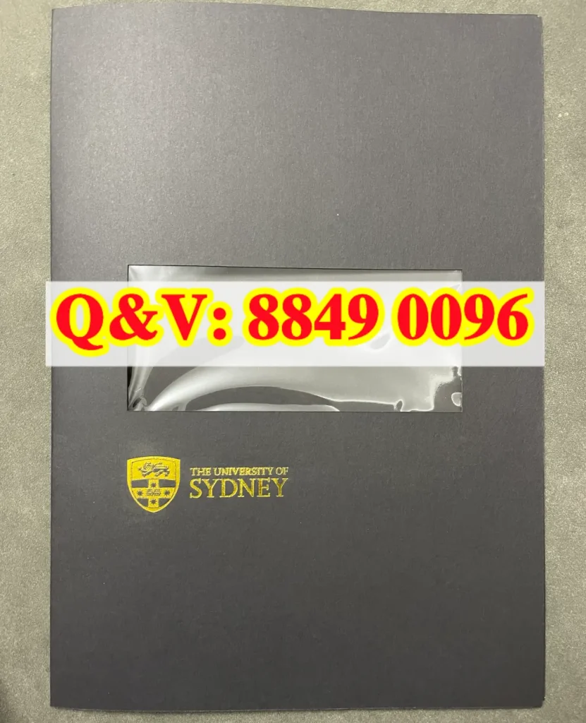 实拍澳洲八大悉尼大学 The University of Sydney 官方学位证书配套黑色硬质收纳封套,哑光黑卡纸材质,正面开设透明开窗;下方采用高温立体烫金工艺印制校徽盾标与英文校名;适配本科、硕士、博士学位证书收纳,可作为澳洲留学学历认证配套配图、海外院校文凭装帧工艺参考、留学机构院校实拍素材。