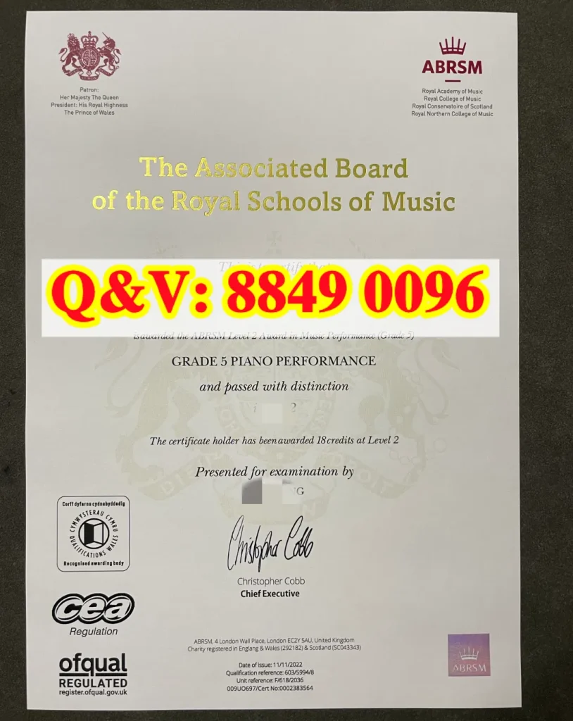 实拍英国 ABRSM 皇家音乐学院联合委员会官方钢琴五级演奏考级证书，金色烫金机构全称，皇家双狮国徽 + 皇冠 ABRSM 标识；载明持有人 RUIZE DU、Level 2 音乐演奏五级钢琴演奏、2022 年 Distinction 优秀等次、对应 18 学分，授课老师 YADI Wang、首席执行官 Christopher Cobb 手写签名；左下角 Ofqual 英国资格监管局官方认证标识，右下角紫色皇冠全息防伪标；适配英皇钢琴考级留学加分素材、国际音乐院校申请佐证、国内艺术特长生资质核验、少儿音乐培训考级科普样本素材。