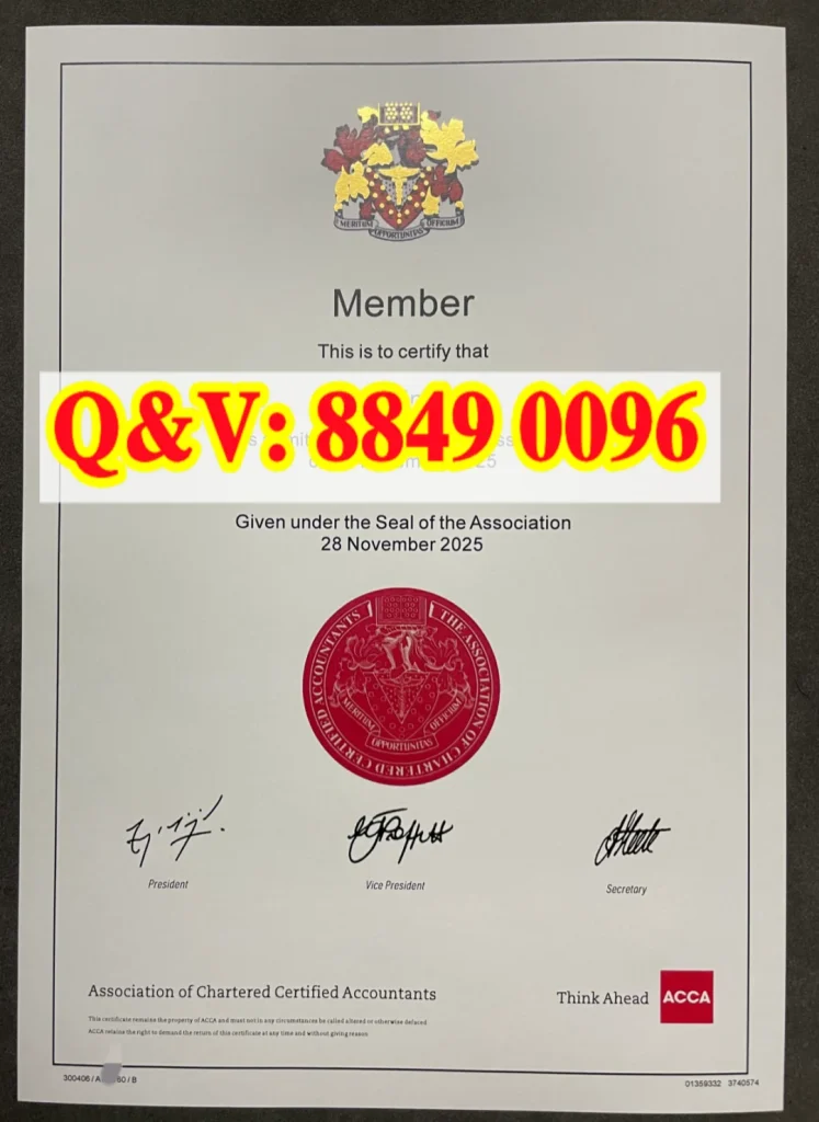 实拍英国 ACCA 特许公认会计师公会官方会员资格证书，顶部金色浮雕烫金纹章校徽，2025 年 11 月 27 日正式吸纳为会员，2025 年 11 月 28 日出具证书；页面中部大型红色圆形篆刻公会钢印，底部会长、副会长、秘书长三份原生英文草书手写签名，右下角 ACCA 官方品牌标识 Think Ahead；适用于国内会计师事务所、金融企业财会审计岗资质核验、海外财会税务行业执业资质配套、留学商科背景资质佐证素材。