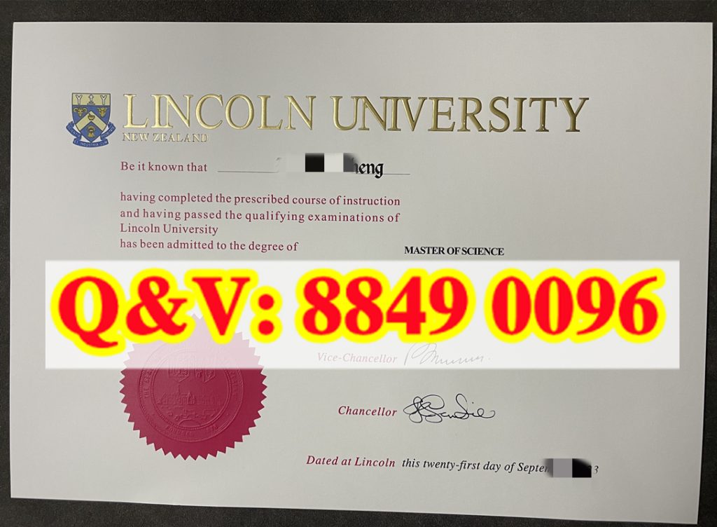 实拍新西兰林肯大学理学硕士官方英文毕业证，右侧竖排烫金浮雕 LINCOLN UNIVERSITY 校名 + 校徽，左侧锯齿边酒红色蜡封式凹凸钢印，底部副校长、校监双人英文花体手写签名，新西兰八大公立农林类名校硕士原版证实拍样本。