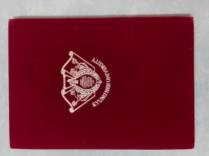 韩国庆熙大学毕业证外壳：红壳子背后，学校不发第二份